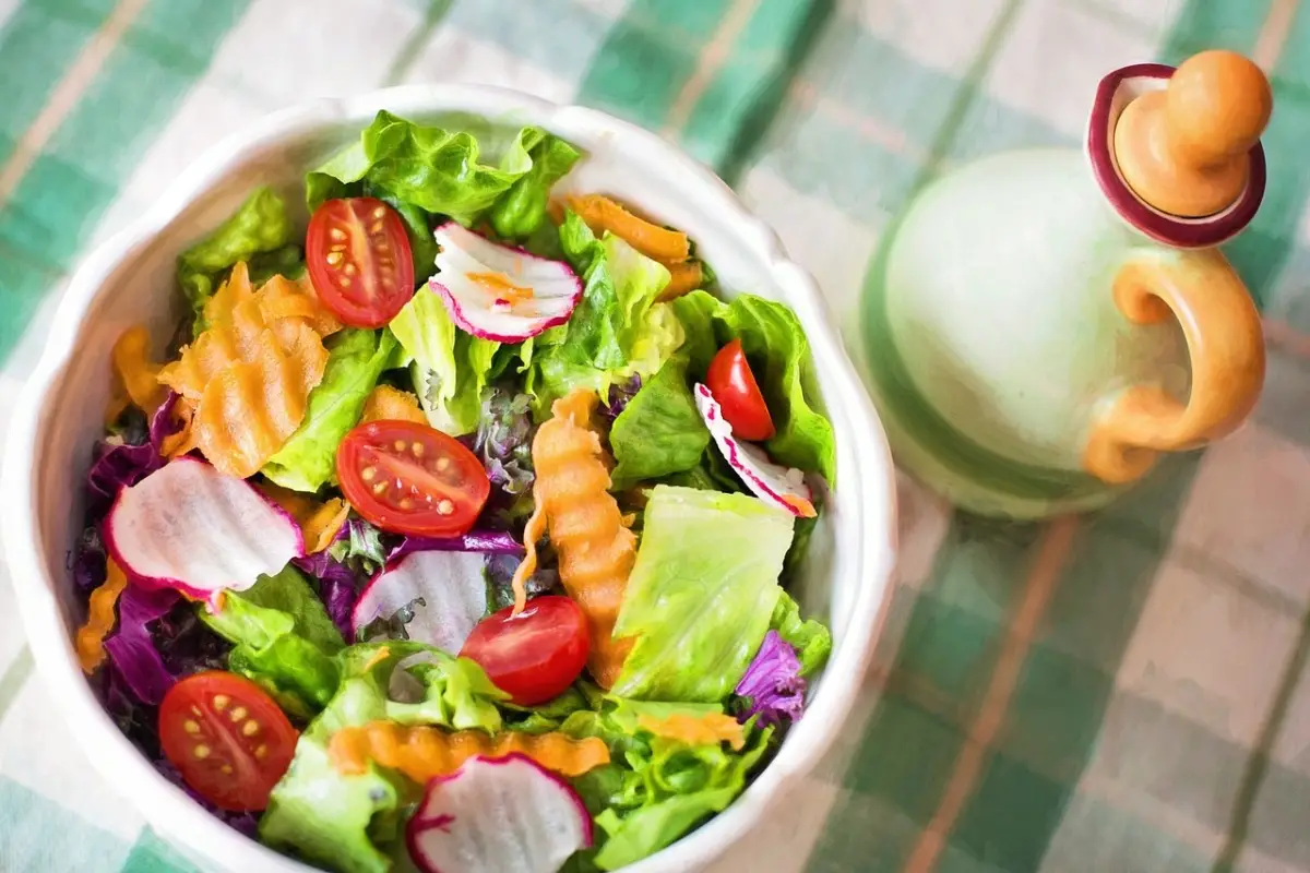L’insalata che favorisce la digestione e regola l’intestino L’insalata che favorisce la digestione e regola l’intestino