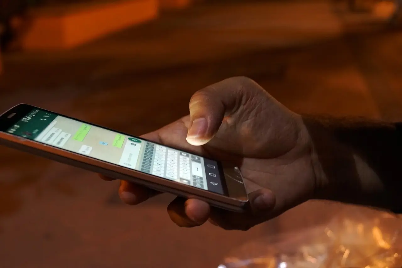 Sai davvero cosa succede quando usi il tuo smartphone mentre mangi? Attenzione ai rischi Sai davvero cosa succede quando usi il tuo smartphone mentre mangi? Attenzione ai rischi