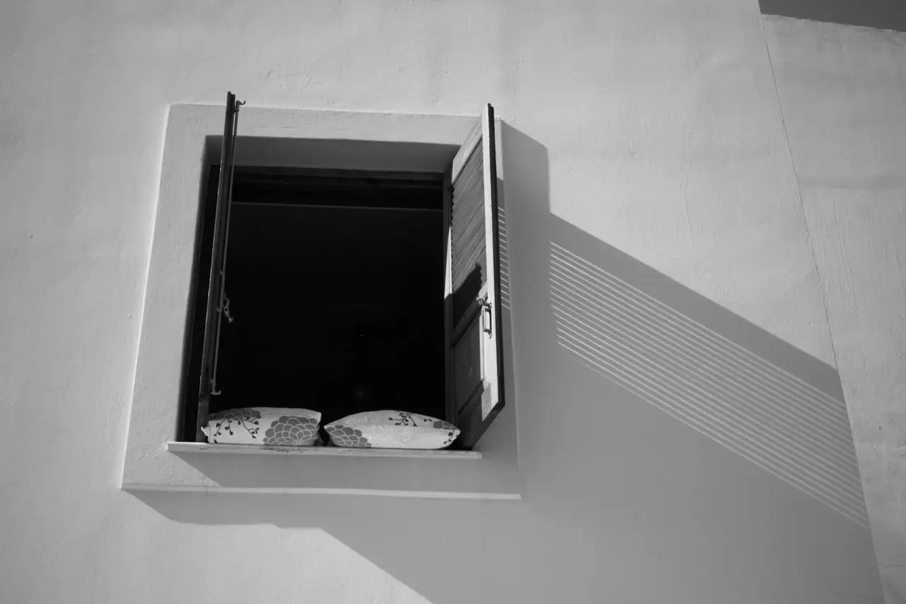 Dormi con la finestra aperta? Scopri il collegamento poco noto con raffreddori e allergie Dormi con la finestra aperta? Scopri il collegamento poco noto con raffreddori e allergie