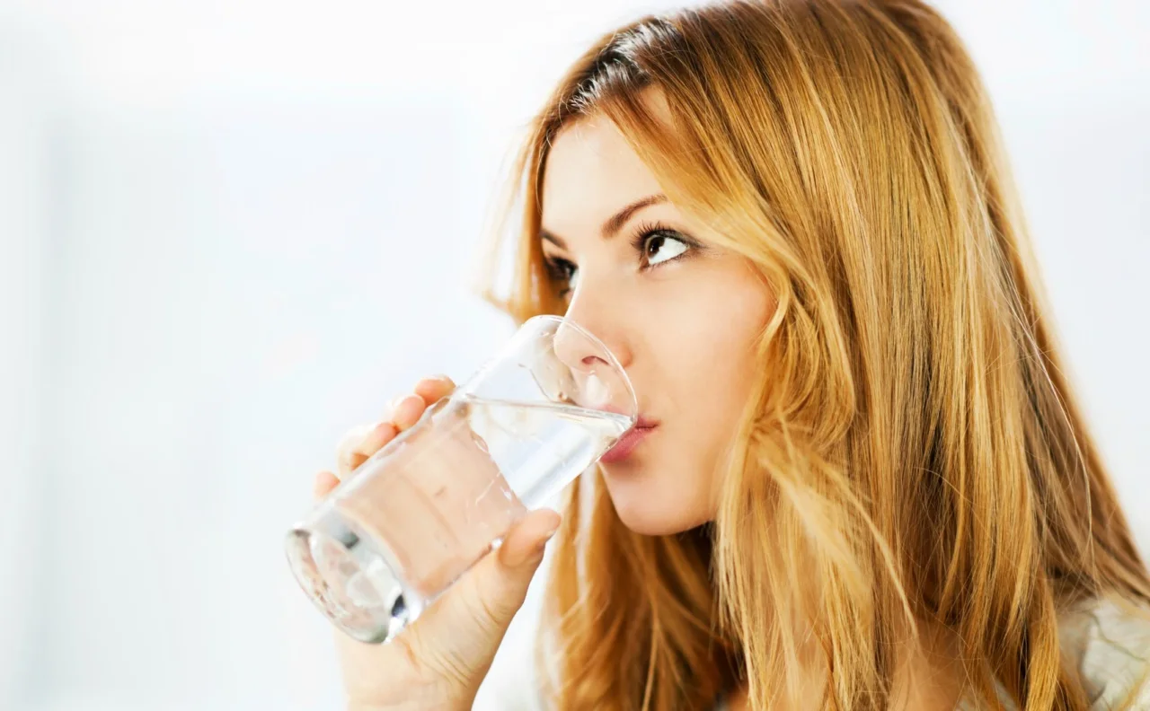 Bere acqua subito dopo il caffè provoca effetti che nessuno ti dice: informati per evitare errori Bere acqua subito dopo il caffè provoca effetti che nessuno ti dice: informati per evitare errori
