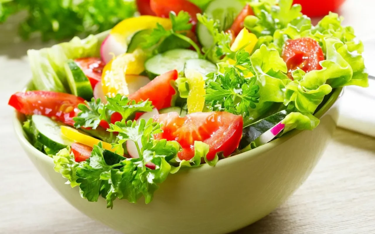 Questa abitudine nella preparazione dell’insalata può aumentare il senso di gonfiore Questa abitudine nella preparazione dell’insalata può aumentare il senso di gonfiore