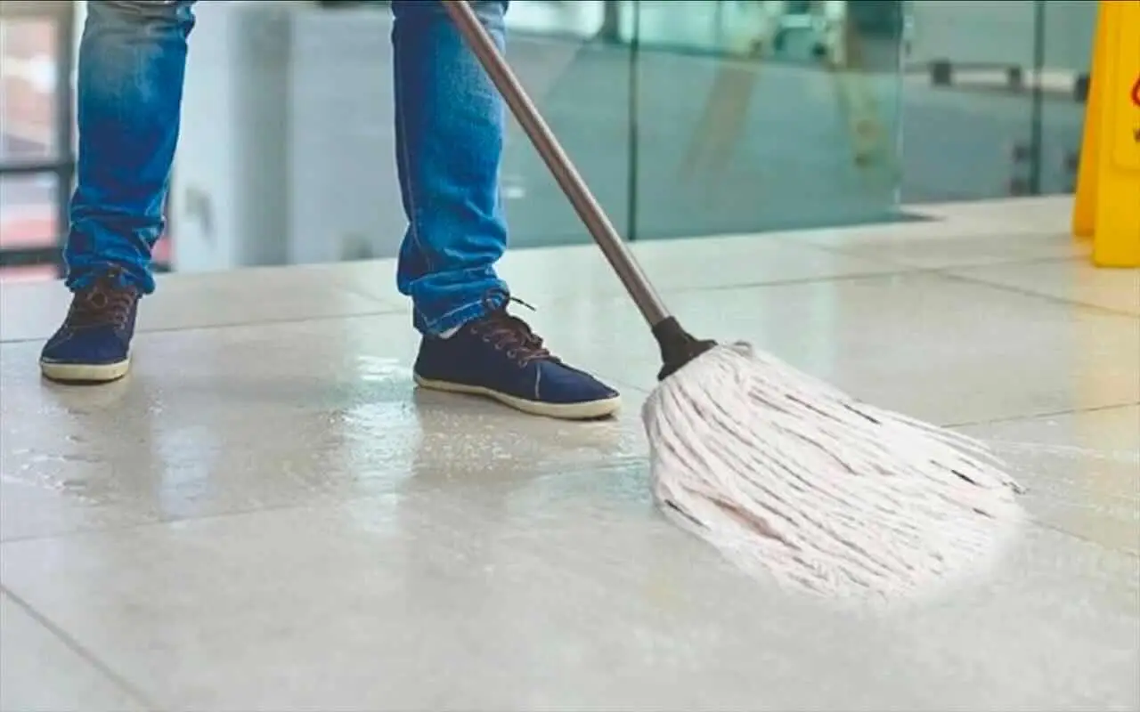 Il trucco veloce per rendere brillanti i pavimenti con aceto e bicarbonato Il trucco veloce per rendere brillanti i pavimenti con aceto e bicarbonato