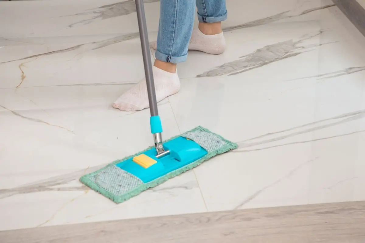 Il trucco veloce per rendere brillanti i pavimenti con aceto e bicarbonato Il trucco veloce per rendere brillanti i pavimenti con aceto e bicarbonato