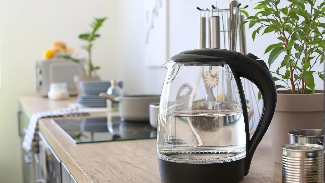 Togli i residui di calcare dal bollitore con un metodo rapido e ingredienti casalinghi Togli i residui di calcare dal bollitore con un metodo rapido e ingredienti casalinghi