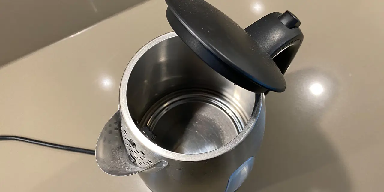 Togli i residui di calcare dal bollitore con un metodo rapido e ingredienti casalinghi Togli i residui di calcare dal bollitore con un metodo rapido e ingredienti casalinghi