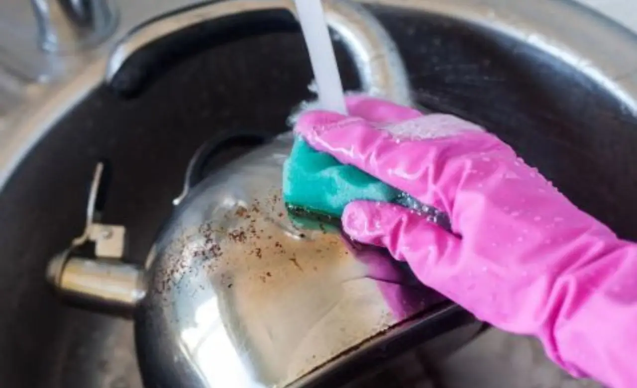 Togli i residui di calcare dal bollitore con un metodo rapido e ingredienti casalinghi Togli i residui di calcare dal bollitore con un metodo rapido e ingredienti casalinghi