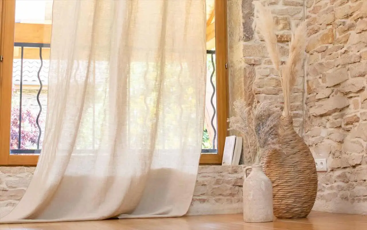 Sai davvero quando lavare le tende? Ecco il rischio sanitario sottovalutato