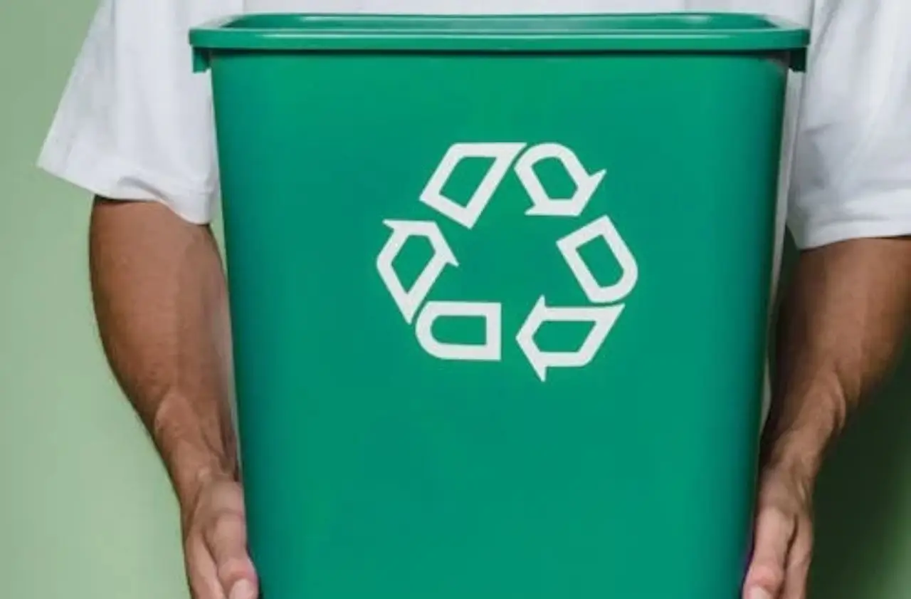 Come rendere antiodore la pattumiera con un mix naturale di bicarbonato e oli essenziali