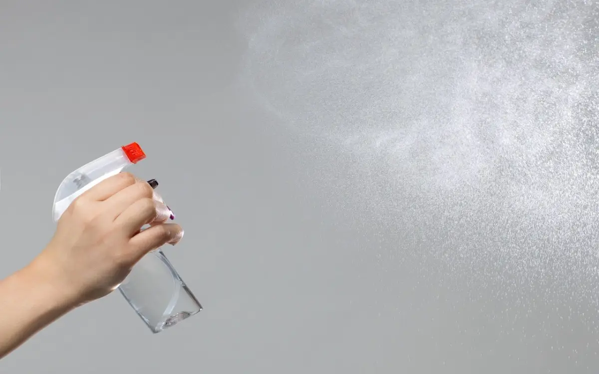 Prepara uno spray fai-da-te per le superfici: alternativa sicura ai prodotti industriali