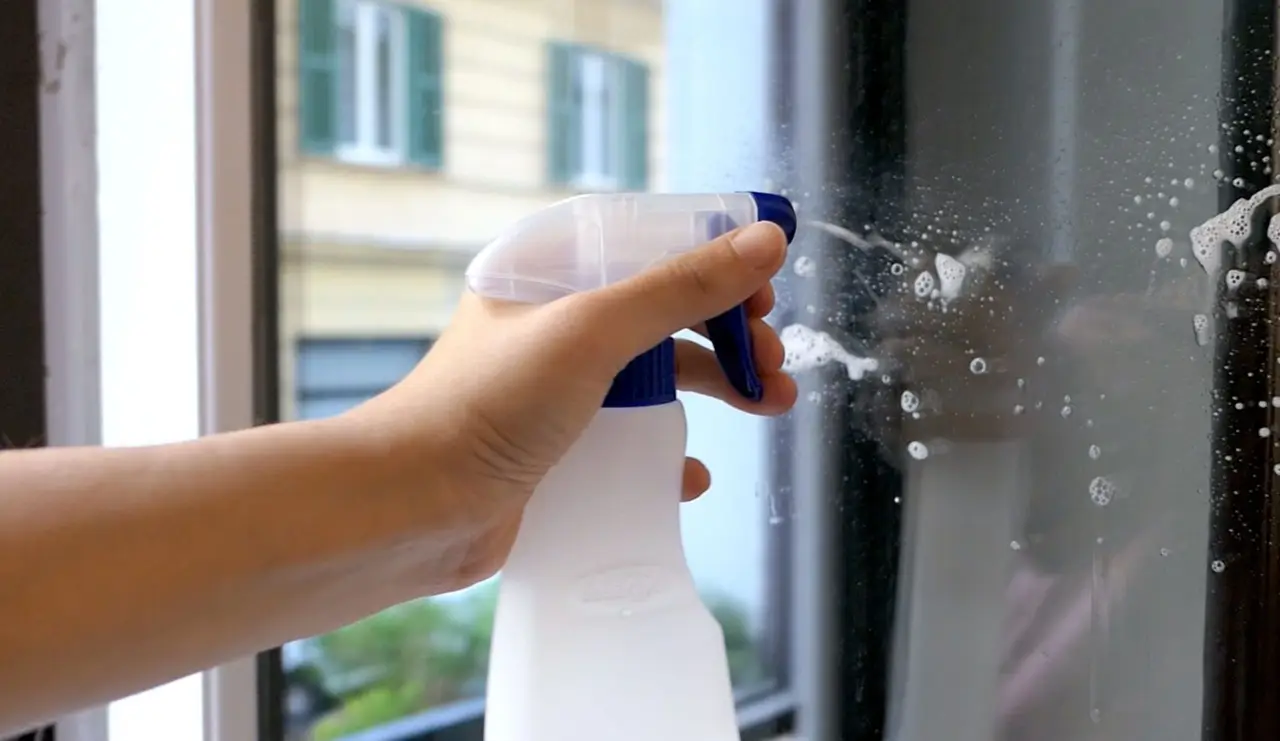 Prepara uno spray fai-da-te per le superfici: alternativa sicura ai prodotti industriali Prepara uno spray fai-da-te per le superfici: alternativa sicura ai prodotti industriali