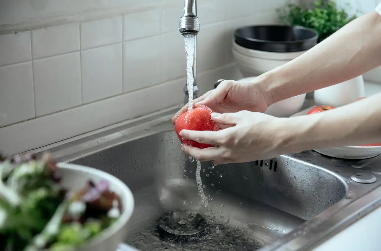 Non sciacquare la verdura nel modo sbagliato: rischi di non eliminare i pesticidi Non sciacquare la verdura nel modo sbagliato: rischi di non eliminare i pesticidi