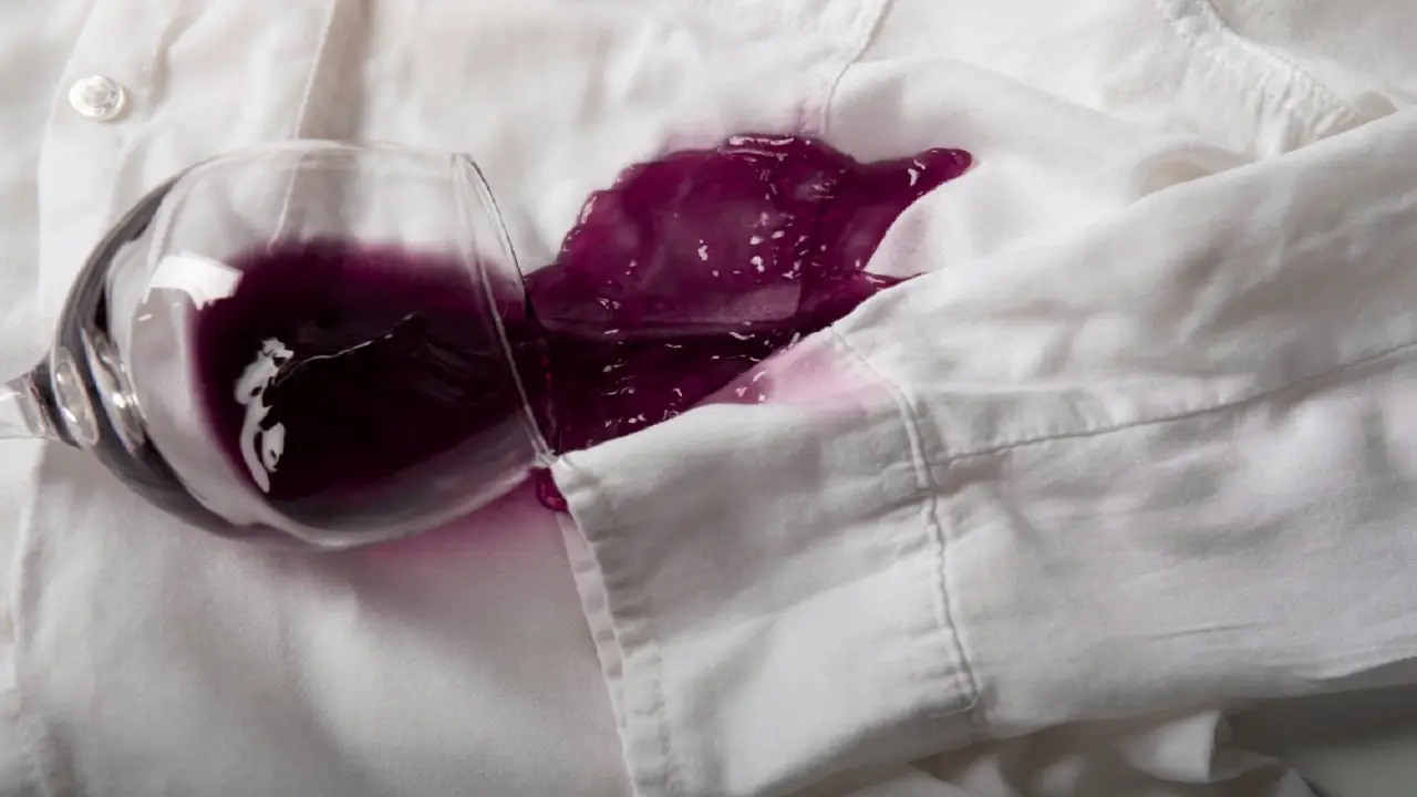 Soluzione immediata per eliminare le macchie di vino dal legno senza rovinarlo Soluzione immediata per eliminare le macchie di vino dal legno senza rovinarlo