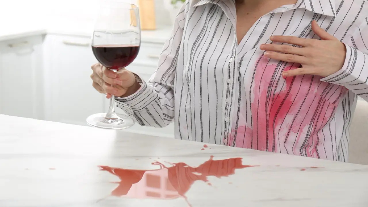 Soluzione immediata per eliminare le macchie di vino dal legno senza rovinarlo Soluzione immediata per eliminare le macchie di vino dal legno senza rovinarlo