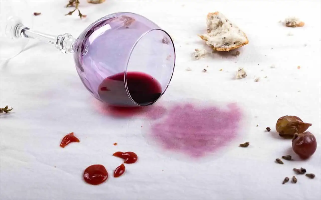 Soluzione immediata per eliminare le macchie di vino dal legno senza rovinarlo Soluzione immediata per eliminare le macchie di vino dal legno senza rovinarlo