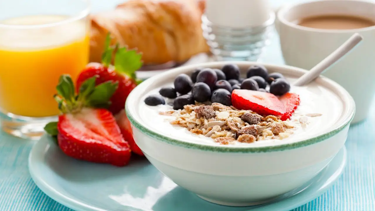 Colazione per pancia piatta: cosa scegliere e cosa evitare secondo gli esperti Colazione per pancia piatta: cosa scegliere e cosa evitare secondo gli esperti