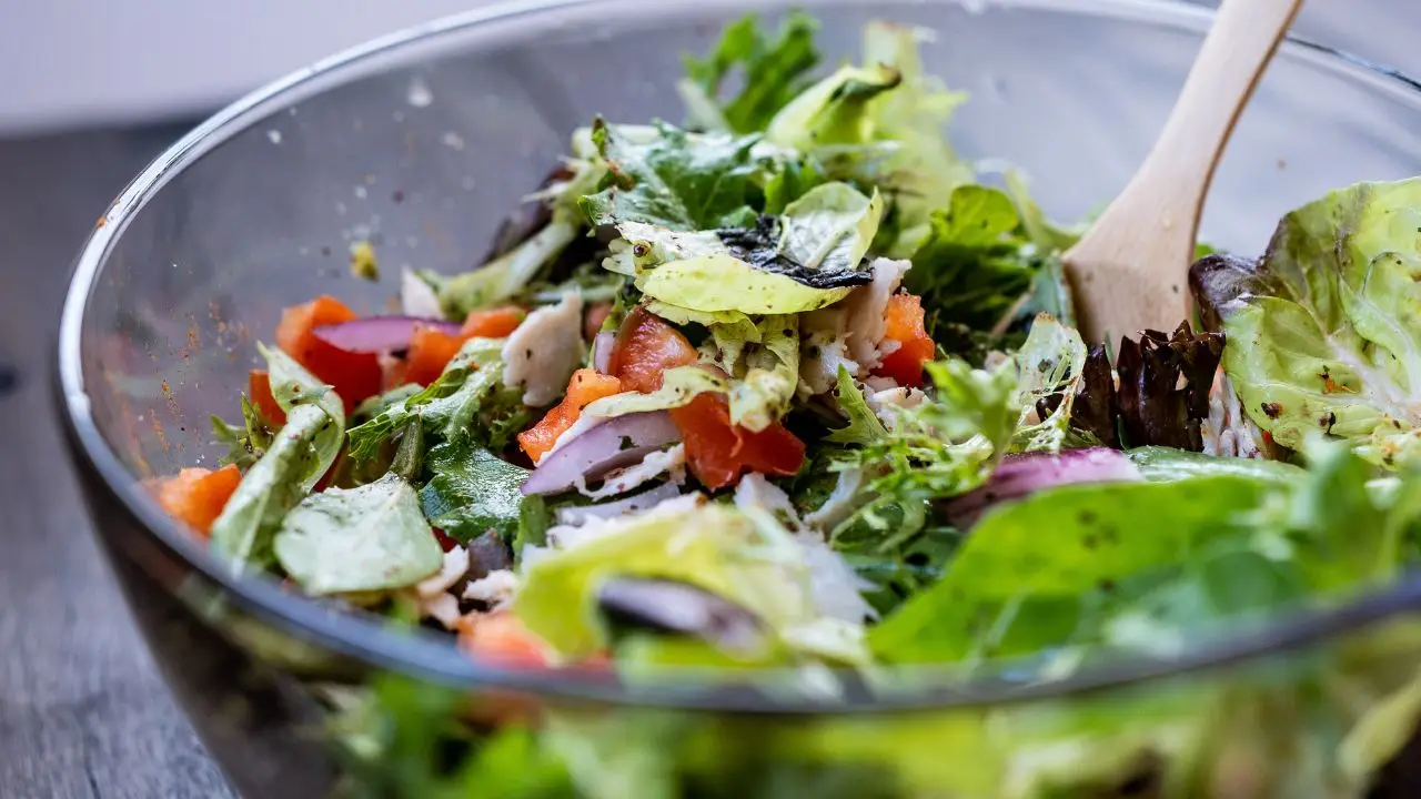 L’insalata che favorisce la digestione e regola l’intestino L’insalata che favorisce la digestione e regola l’intestino