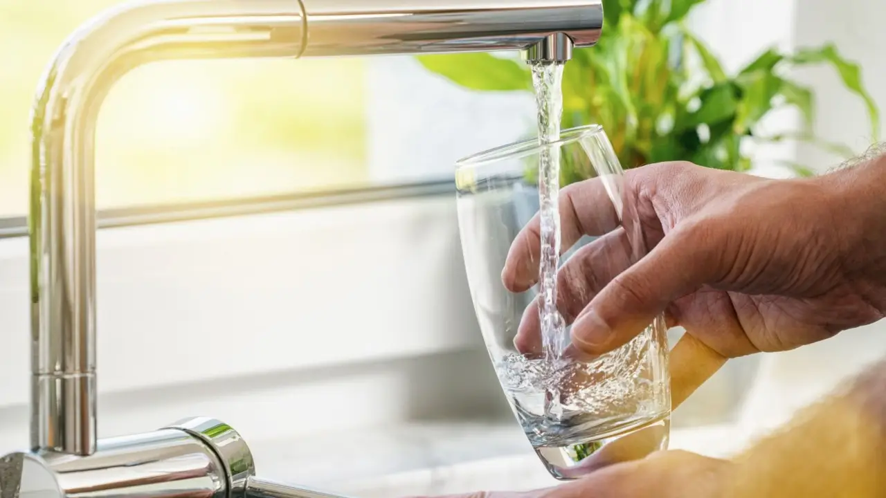 Scopri il rischio nascosto nell'acqua del rubinetto che molti ignorano ogni giorno Scopri il rischio nascosto nell'acqua del rubinetto che molti ignorano ogni giorno