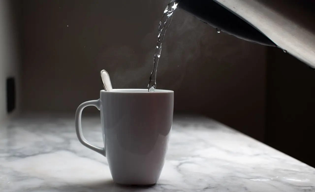 Bere acqua subito dopo il caffè provoca effetti che nessuno ti dice: informati per evitare errori Bere acqua subito dopo il caffè provoca effetti che nessuno ti dice: informati per evitare errori