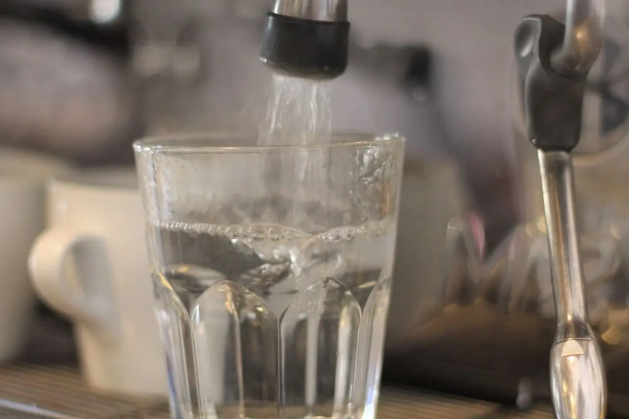 Bere acqua subito dopo il caffè provoca effetti che nessuno ti dice: informati per evitare errori Bere acqua subito dopo il caffè provoca effetti che nessuno ti dice: informati per evitare errori