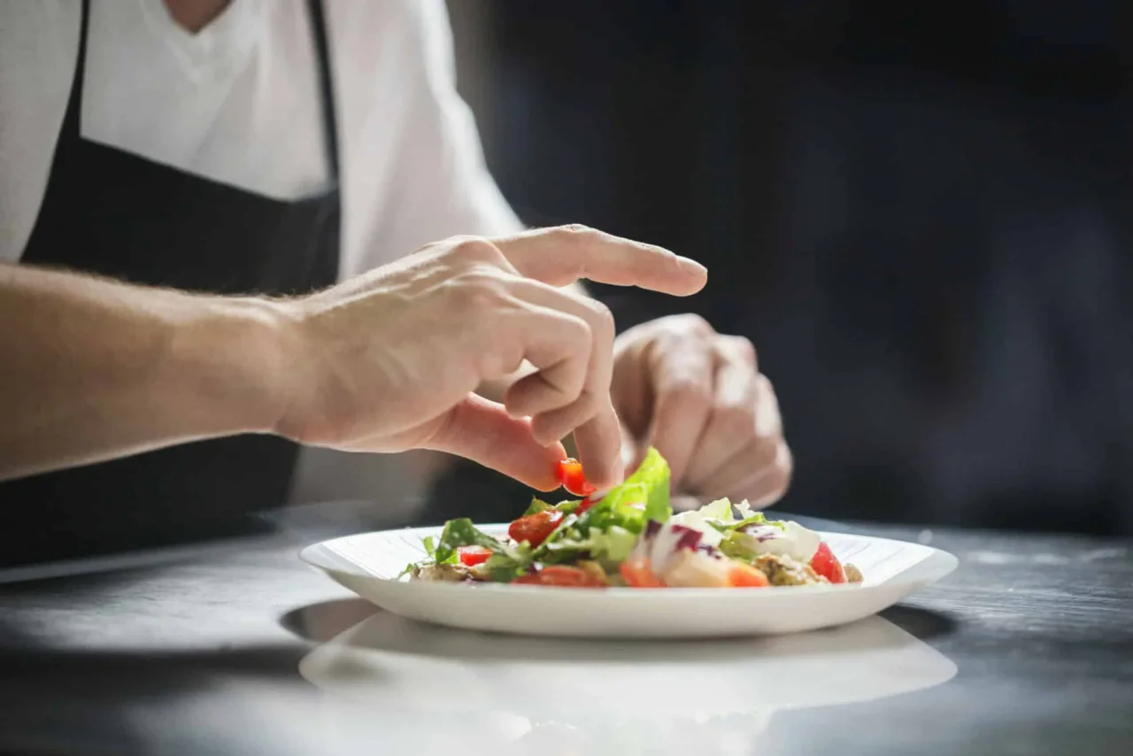 Sai davvero cosa aggiungi all’insalata? Un piccolo gesto può stravolgere la digestione Sai davvero cosa aggiungi all’insalata? Un piccolo gesto può stravolgere la digestione