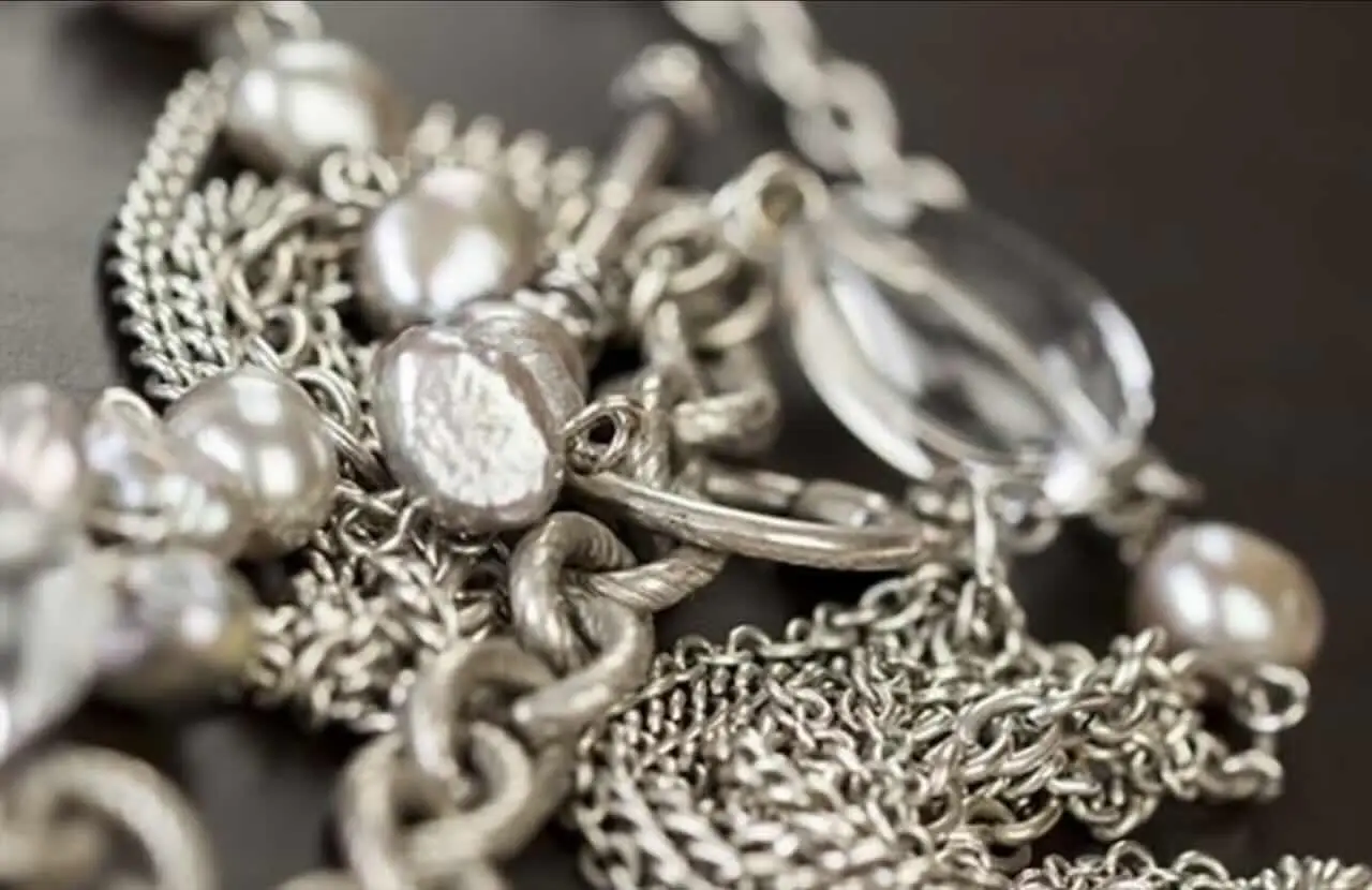 Sai quanto puoi risparmiare vendendo vecchi gioielli in argento? Il valore aggiornato ora Sai quanto puoi risparmiare vendendo vecchi gioielli in argento? Il valore aggiornato ora
